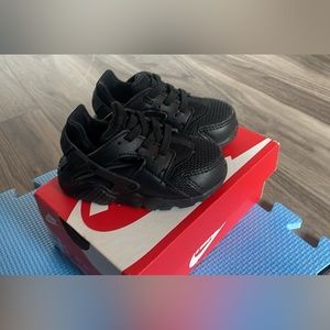 Nike toddler Huarache shoes size 5